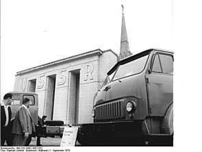 Bundesarchiv Bild 183-J0901-0001-032, Leipzig, Herbstmesse, Freigelände, Nutzfahrzeuge.jpg